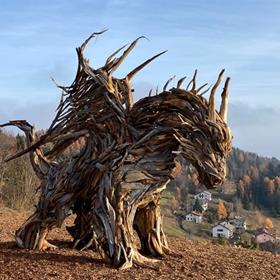 Największy w Europie drewniany smok powstał w Dolomitach!